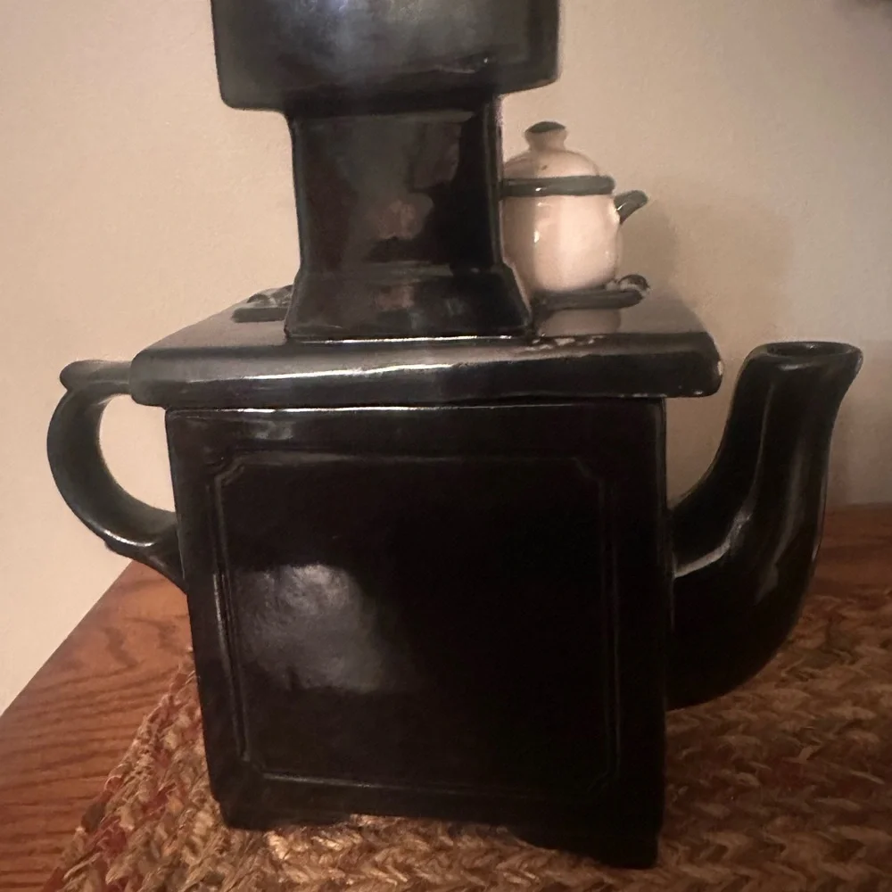 Ceramic Stove-Shaped Teapot in Black with Cream Accent